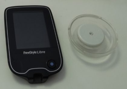 Kuva 1. FreeStyle Libren lukulaite ja sensori (kuva Petteri Suominen 2019)_