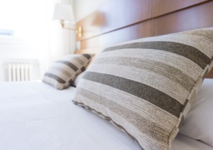 Kuvituskuva, jossa tyynyjä vuoteella