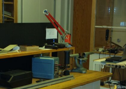 Fysiikan laboratoriotila osoitteessa Ståhlberginkatu 10 ennen muuttoa Mukkulaan