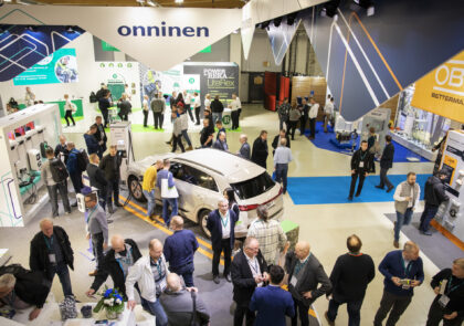 Ylhäältä alaspäin kuvattu kuva messuilta