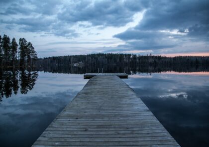Kuvituskuva, jossa laituri tyynessä vedessä