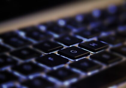 Kuvitukuva, jossa valaistu näppäimistö