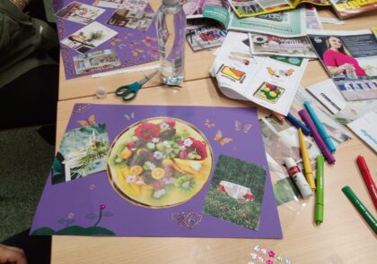 Valokuva, jossa pöydällä on värikkäitä askarreltuja kortteja.