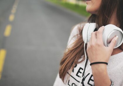 kuvituskuva, jossa nainen kuulokkeet kaulalla