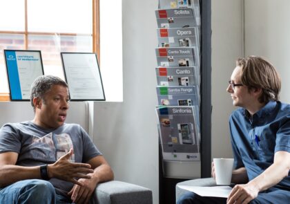 Kuvituskuva, jossa kaksi miestä toimistossa