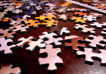 valokuva, jossa pöydällä sekaisin palapelin paloja,