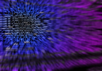 Kuvituskuva, jossa on tietokoneen näyttö täynnä ohjelmointikieliä.