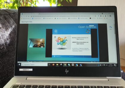 Kuvituskuva, jossa näkyy tietokoneen ruutu ja ruudulla käynnissä oleva Open Science -webinaari.