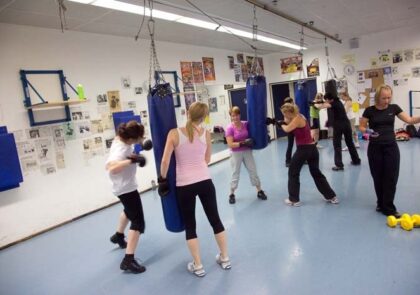 Kuvituskuva naisista nyrkkeilysalilla