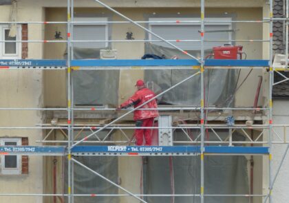 Kuvituskuva jossa tehdään talolle julkisivuremonttia.