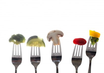 kuvituskuvassa haarukoita, joissa erilaisia kasviksia kuten parsaa, kurkkua ja herkkusientä.