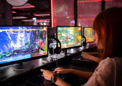 Kuvituskuva pelihallista, jossa pelataan videopelejä.