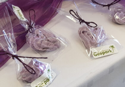 Pieniin muovipusseihin pakattuja marjamarenkeja.