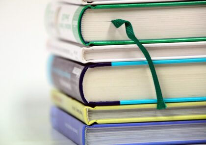 Kuvituskuva kirjapinosta