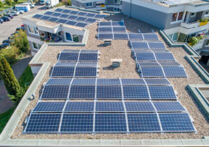 Kuvituskuva aurinkopaneeleista katolla