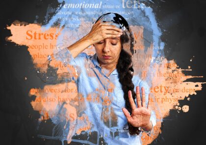 Kuvituskuvassa nainen joka pitelee otsaansa silmät kiinni.