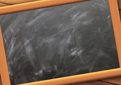 kuvituskuva, jossa kehystetty tyhjä liitutaulu