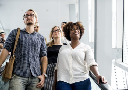 Kuvituskuva jossa erilaisia ihmisiä portaikossa