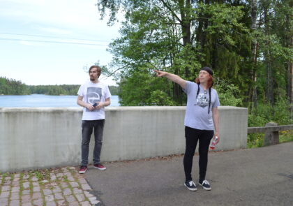 Kuvituskuvassa Kärtsy Hatakka Waltarista viitoittaa Kuninkaantien tulevaisuutta.