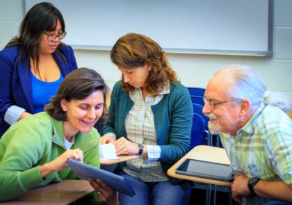 Kuvituskuva ihmisistä kokoontuneina yhteen