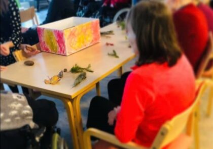 Ikäihmisiä osallistumassa Luonto luoksesi toimintatuokioon