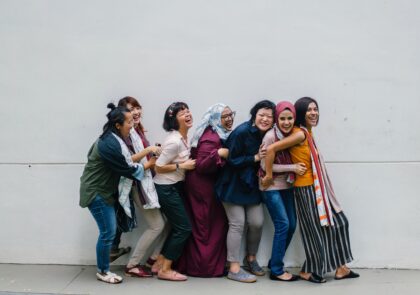 Ryhmä hymyileviä naisia