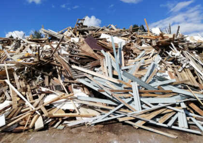 Kuvituskuvassa suuri kasa jätepuuta