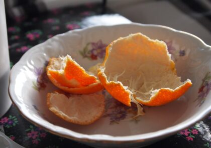 Mandariininkuoria kukallisella posliinilautasella.