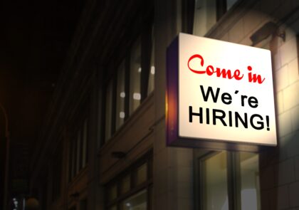 Kyltti jossa teksti come in, we're hiring