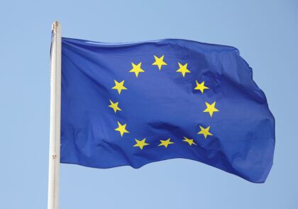 Kuvituskuvassa EU-lippu liehuu lipputangossa.