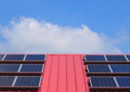 Valokuvassa katto, jolla aurinkopaneeleja.