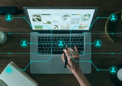 Kannettava tietokone, jonka päällä grafiikka henkilöverkostoista