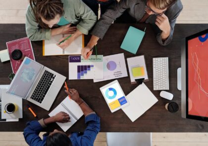 Kuvituskuvassa työtiimillä on menossa kokous.