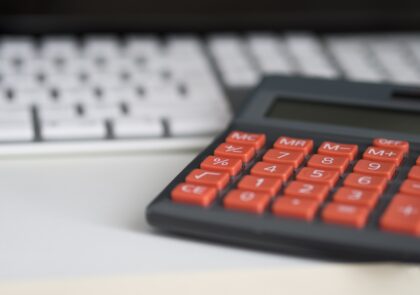 Tietokoneen näppäimistö ja laskin