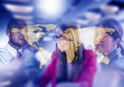 Kuvituskuvassa kolme henkilöä kokoustaa ja taustalla näkyy maailman kartta.