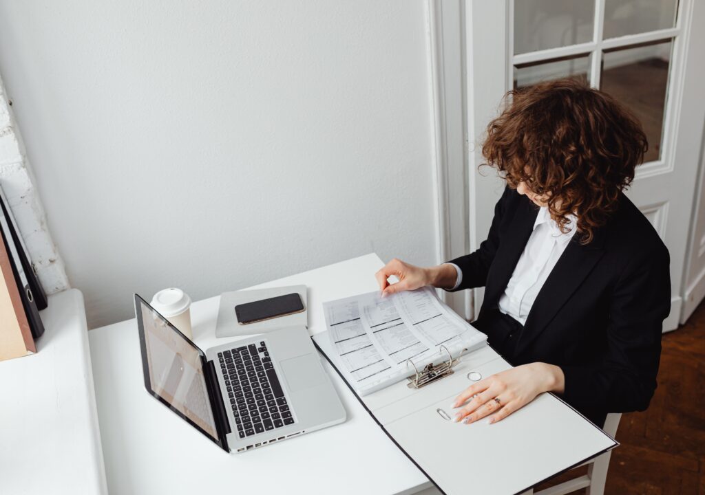 Illustration of a woman working at a computer.