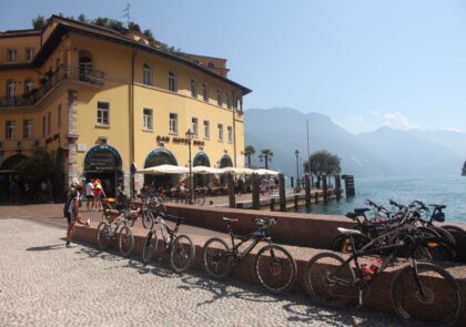 Kuvituskuvassa on Italiassa sijaitseva Garda-järvi, joka on suosittu pyörämatkailukohde.