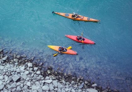 Kuvituskuvassa melojia kauniissa maisemissa.