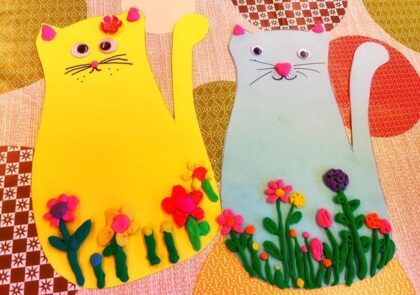 Värikkäitä paperista askarreltuja kissoja.