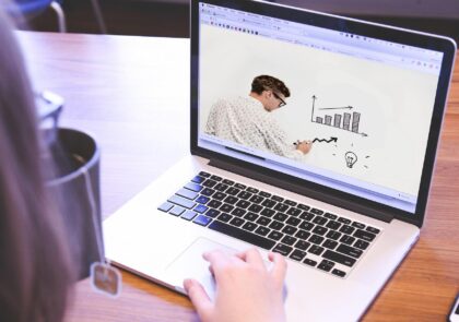 Kuvituskuvassa henkilö työskentelee kannettavalla tietokoneella.