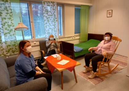 Kuvituskuvassa kolme ihmistä istumassa simulaatiotilassa.