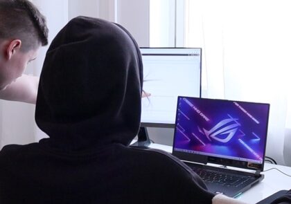 kaksi henkilöä tietokoneen äärellä