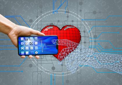 Kuvituskuvassa käsi joka pitelee kännykkää. Taustalla piirretty iso punainen sydän.