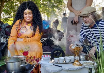 Kuvituskuvassa vietetään kahvihetkeä Arjen apu -hankkeen retkellä.