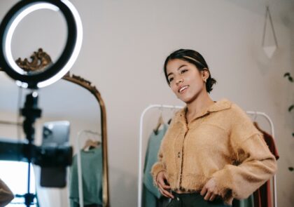 Kuvituskuvassa nuori nainen katsoo itseään kokovartalopeilistä.