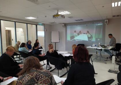 Kuvituskuvassa simulaatio-oppimistilanne käynnissä.