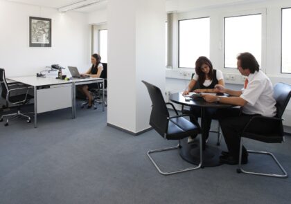 Kuvituskuvassa henkilökuntaa toimistossa.