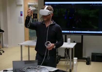 Kuvituskuvassa seisoo kädet eteen kohotettuina pelastuslaitoksen edustaja, jonka päässä on vir-tuaalitodellisuuslasit ja käsissä ohjaimet. Vieressä näkyy televisioruudulla videotoisto ku-vakulmasta, joka näkyy virtuaalitodellisuudessa onnettomuussimulaation aikana.