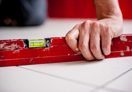 Vatupassi lattiaa vasten