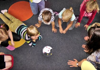 Lapsia leikkimässä.